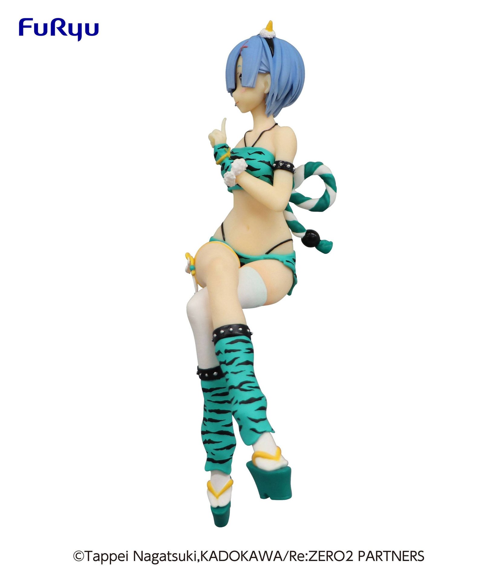 Vue latérale en plan d'ensemble de la figurine de Rem de Re:Zero - Starting Life in Another World assise avec le doigt levé.