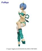 Vue latérale en plan d'ensemble de la figurine de Rem de Re:Zero - Starting Life in Another World assise avec le doigt levé.