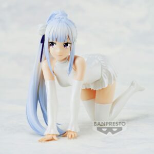 Vue latérale en plan d'ensemble de la figurine d'Emilia de Re:Zero - Starting Life in Another World à quatre pattes.