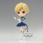 Vue de face en plan d'ensemble de la figurine Q Posket de Sailor Uranus de Sailor Moon.