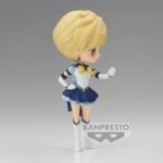 Vue latérale en plan serré de la figurine Q Posket Ver.A de Sailor Uranus de Sailor Moon Cosmos se tenant avec assurance.