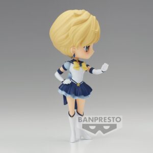 Vue latérale en plan serré de la figurine Q Posket Ver.A de Sailor Uranus de Sailor Moon Cosmos se tenant avec assurance.