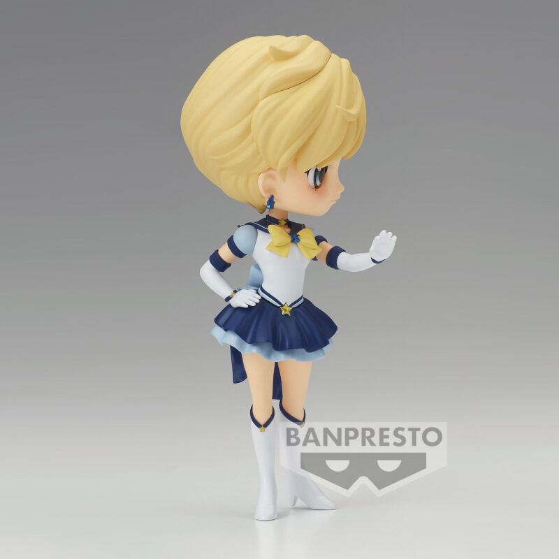 Vue latérale en plan serré de la figurine Q Posket Ver.A de Sailor Uranus de Sailor Moon Cosmos se tenant avec assurance.
