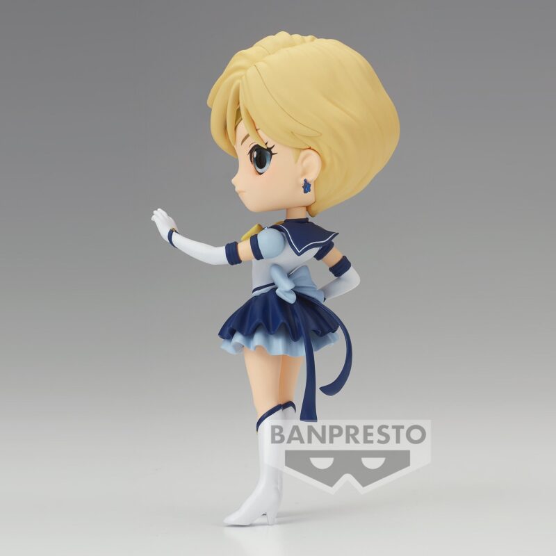 Vue latérale en plan d'ensemble de la Figure de Sailor Uranus de Sailor Moon Cosmos tendant le bras droit.