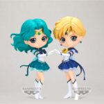 Vue de face en plan d'ensemble des figurines Q Posket de Sailor Moon Cosmos et Sailor Uranus se touchant les doigts.