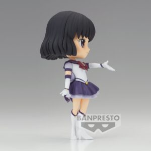 Vue de profil en plan d'ensemble de la figurine Q-Posket de Sailor Saturn de Sailor Moon tendant la main droite.