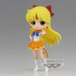 Vue 3/4 avant en plan d'ensemble de la Figure de Sailor Venus de Sailor Moon avec la main tendue en avant.