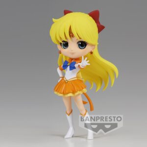 Vue 3/4 avant en plan d'ensemble de la Figure de Sailor Venus de Sailor Moon avec la main tendue en avant.