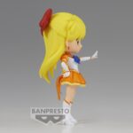 Vue latérale en plan d'ensemble de la figurine de Sailor Venus de Sailor Moon Cosmos avec le bras droit tendu en avant.