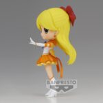 Vue latérale en plan d'ensemble de la figurine de Sailor Venus de Sailor Moon tendant le bras en avant.