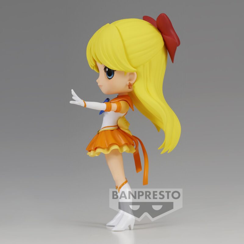 Vue latérale en plan d'ensemble de la figurine de Sailor Venus de Sailor Moon tendant le bras en avant.