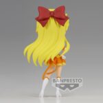 Vue de dos en plan d'ensemble de la figurine de Sailor Venus de Sailor Moon Cosmos debout.