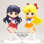 Vue 3/4 avant en plan d'ensemble des figures de Sailor Venus de Sailor Moon Cosmos faisant un geste de la main.