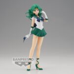 Vue 3/4 avant en plan d'ensemble de la figurine de Super Sailor Neptune de Sailor Moon se tenant debout.