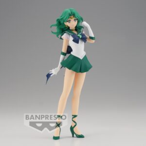 Vue 3/4 avant en plan d'ensemble de la figurine de Super Sailor Neptune de Sailor Moon se tenant debout.
