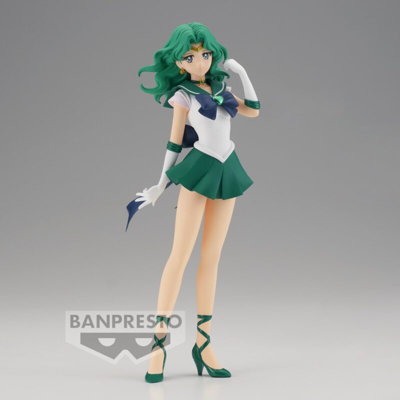 Vue 3/4 avant en plan d'ensemble de la figurine de Super Sailor Neptune de Sailor Moon se tenant debout.
