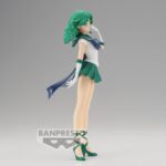 Vue de profil en plan d'ensemble de la figurine de Super Sailor Neptune de Sailor Moon se tenant debout avec la main gauche près du menton.