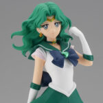 Vue 3/4 avant en plan rapproché de la figurine de Super Sailor Neptune de Sailor Moon avec le bras levé.
