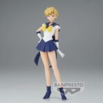 Vue de face en plan d'ensemble de la Figurine de Super Sailor Uranus de Sailor Moon se tenant debout avec la main sur la hanche.