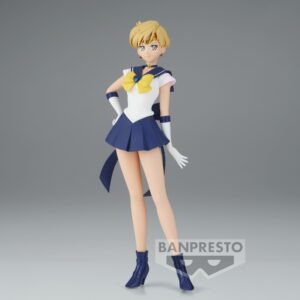 Vue de face en plan d'ensemble de la Figurine de Super Sailor Uranus de Sailor Moon se tenant debout avec la main sur la hanche.