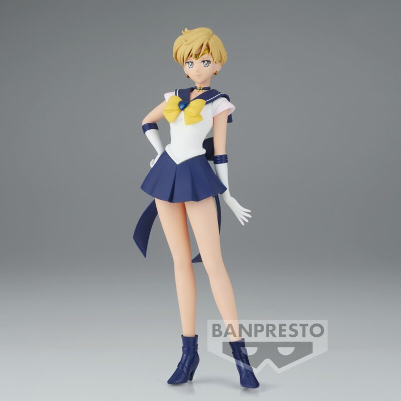 Vue de face en plan d'ensemble de la Figurine de Super Sailor Uranus de Sailor Moon se tenant debout avec la main sur la hanche.