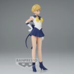 Vue 3/4 latérale en plan d'ensemble de la figurine de Super Sailor Uranus de Sailor Moon se tenant debout avec assurance.