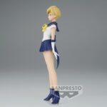 Vue latérale en plan d'ensemble de la figurine de Super Sailor Uranus de Sailor Moon se tenant de côté.