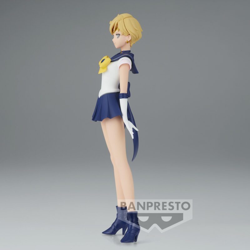 Vue latérale en plan d'ensemble de la figurine de Super Sailor Uranus de Sailor Moon se tenant de côté.