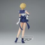 Vue arrière en plan d'ensemble de la figurine de Super Sailor Uranus de Sailor Moon se tenant debout.
