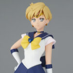 Vue de face en plan moyen de la figurine de Super Sailor Uranus de Sailor Moon se tenant debout avec assurance.