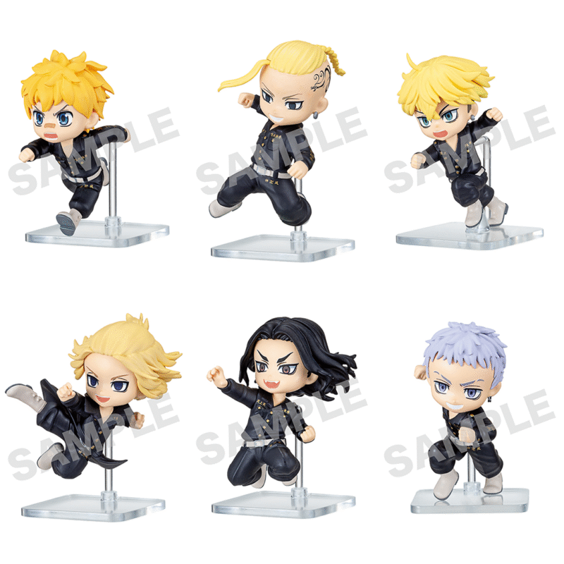 Vue 3/4 de face en plan rapproché moyen de figurines chibi de Tokyo Revengers en tenues sombres sur supports acryliques.