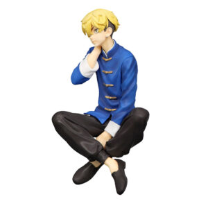 Vue 3/4 de face en plan complet de la figurine de Chifuyu Matsuno de Tokyo Revengers en tenue traditionnelle bleue et noire, assis en posture réfléchie.