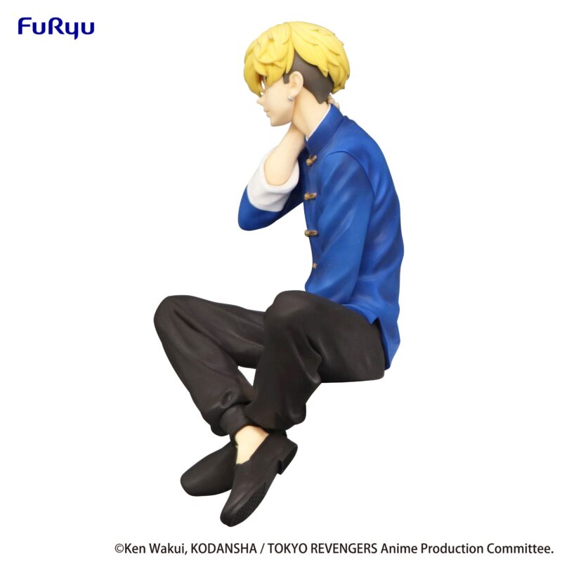 Vue de profil à mi-distance de la figurine de Chifuyu Matsuno de Tokyo Revengers en chemise bleue et pantalon noir, avec une boucle d'oreille.