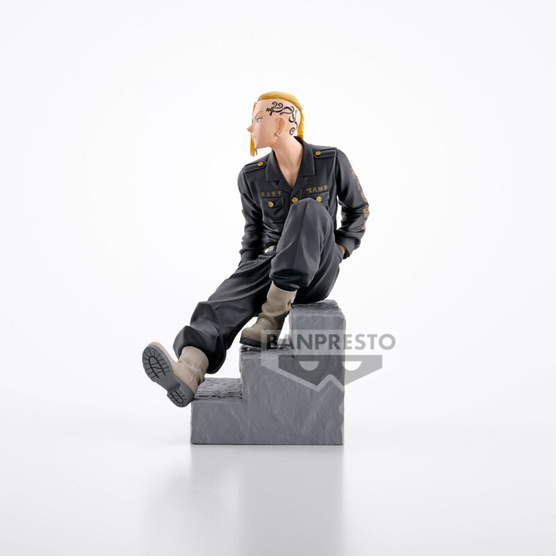 Vue 3/4 à mi-distance de la figurine de Draken de Tokyo Revengers en uniforme militaire, sans accessoires, sur fond blanc.