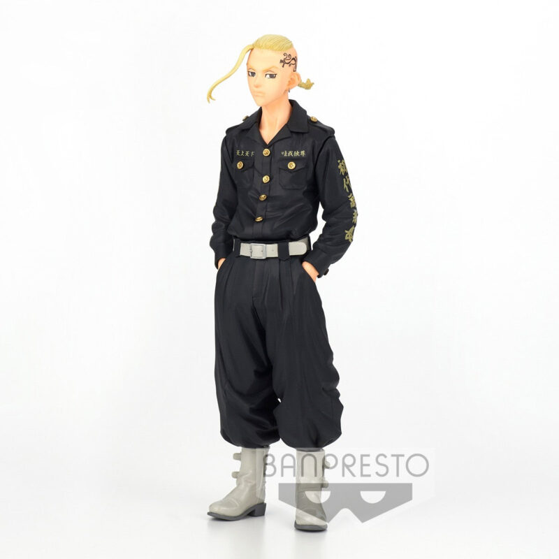 Vue 3/4 de face à mi-distance de la figurine de Draken de Tokyo Revengers en uniforme noir avec broderies dorées, mains dans les poches.