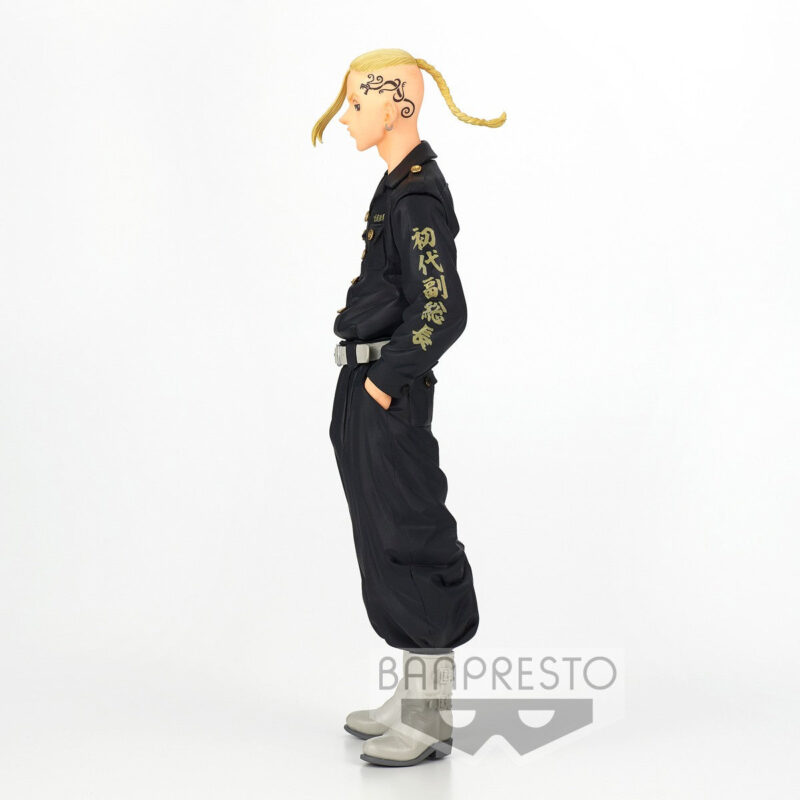 Vue de profil en plan complet de la figurine de Draken de Tokyo Revengers en manteau noir avec lettrage doré, sans accessoires.