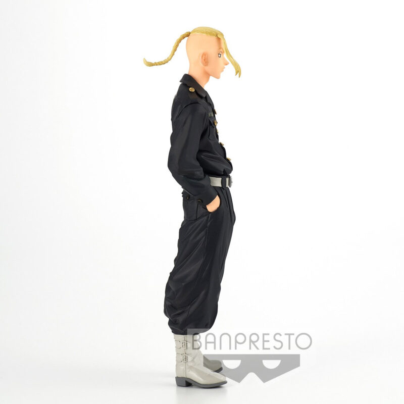 Vue de profil à mi-distance de la figurine de Ken Ryuguji (Draken) de Tokyo Revengers en uniforme noir, avec une queue de cheval.