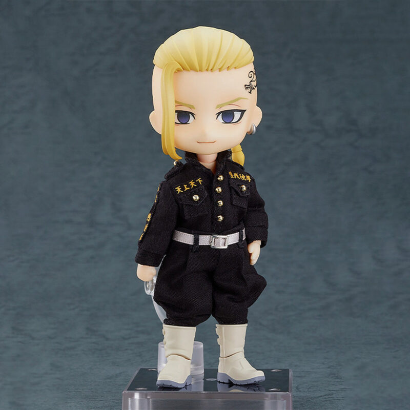 Vue 3/4 de face à mi-distance de la figurine Nendoroid de Ken Ryuguji "Draken" de Tokyo Revengers en combinaison noire avec broderies dorées.