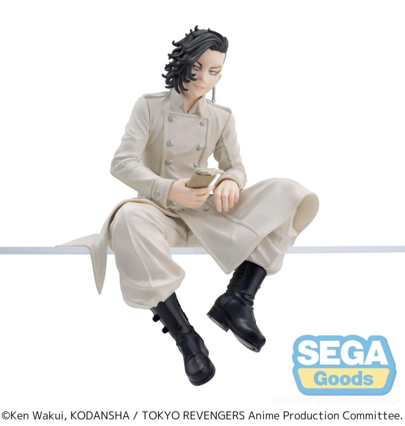 Vue 3/4 en plan moyen de la figurine de Hajime Kokonoi de Tokyo Revengers en trench-coat crème, regardant un smartphone.