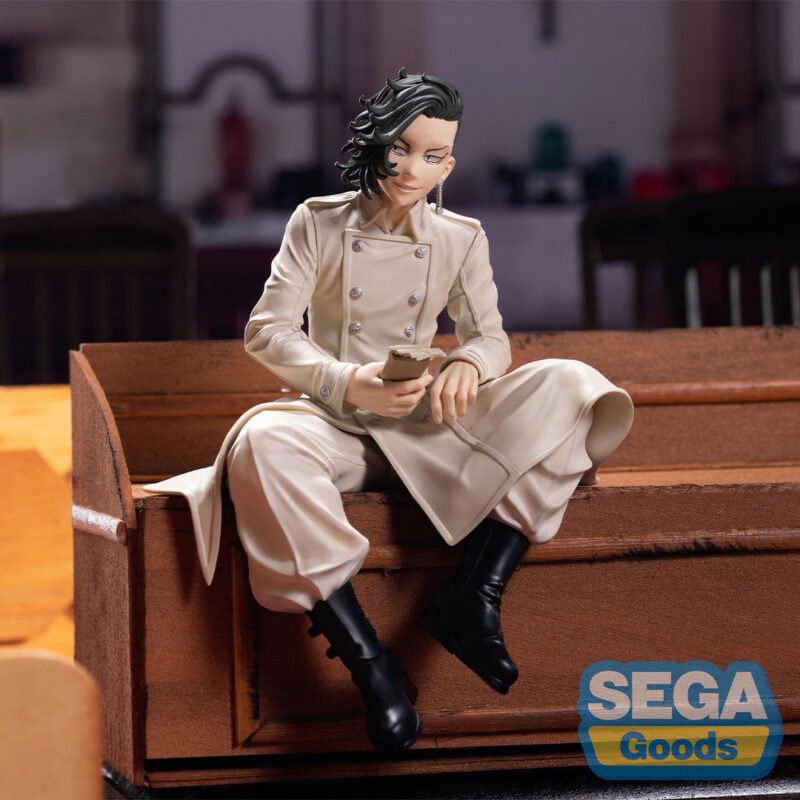 Vue 3/4 de face à mi-distance de la figurine de Hajime Kokonoi de Tokyo Revengers en manteau élégant, tenant un smartphone.