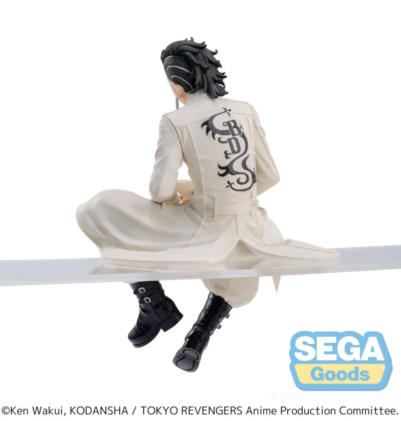 Vue 3/4 arrière à mi-distance de la figurine de Hajime Kokonoi de Tokyo Revengers en long manteau blanc, sans accessoires.