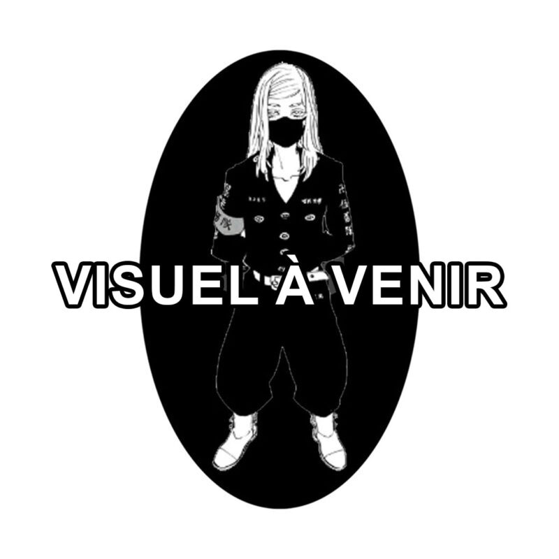 Vue 3/4 de face en plan rapproché moyen de la figurine d'un personnage de Tokyo Revengers en veste militaire noire, portant un masque.