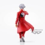Vue de dos en plan entier de la figurine d'Izana Kurokawa de Tokyo Revengers en long manteau noir, dans une boîte avec fenêtre.