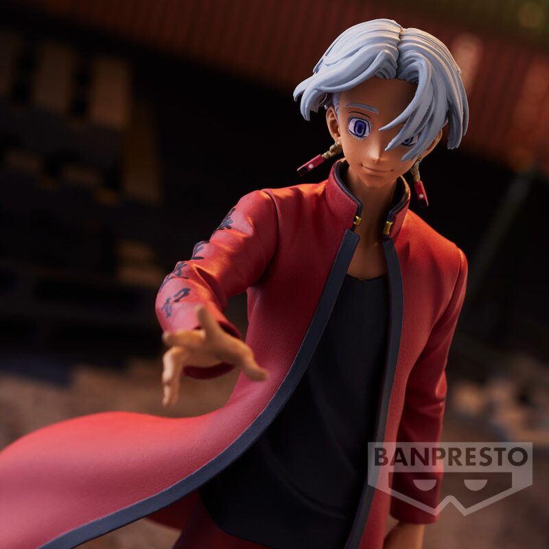 Vue 3/4 de face à mi-distance de la figurine d'Izana Kurokawa de Tokyo Revengers en manteau rouge, avec des boucles d'oreilles rouges.