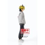 Vue de profil à mi-distance de la figurine de Kazutora Hanemiya de Tokyo Revengers en veste grise, avec cheveux jaune et noir.