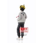 Vue de dos à mi-distance de la figurine de Kazutora Hanemiya de Tokyo Revengers en veste grise, avec accessoires floraux jaunes.