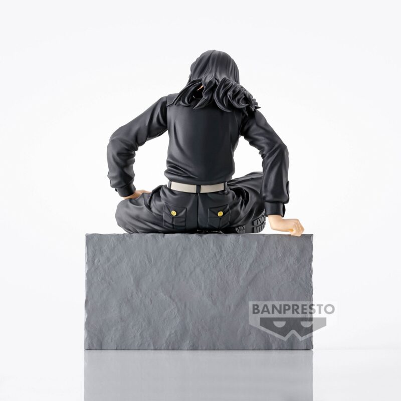 Vue de dos à mi-distance de la figurine de Keisuke Baji de Tokyo Revengers en uniforme noir, sans accessoires.