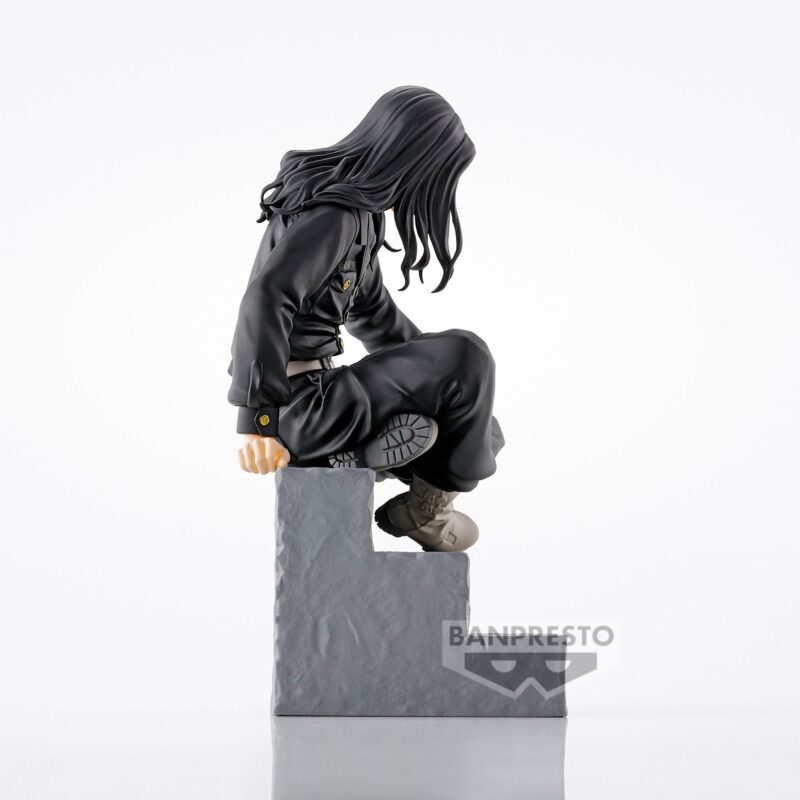 Vue de profil à mi-distance de la figurine de Keisuke Baji de Tokyo Revengers en tenue noire tactique, sur une base texture pierre.