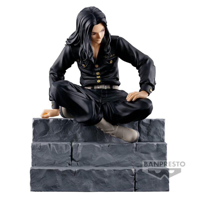 Vue 3/4 de face à mi-distance de la figurine de Keisuke Baji de Tokyo Revengers en uniforme militaire noir, assis sur une marche.