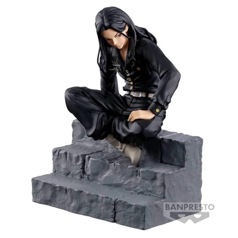 Vue 3/4 de face à mi-distance de la figurine de Keisuke Baji de Tokyo Revengers en uniforme noir avec boutons dorés, assis sur des marches en pierre.